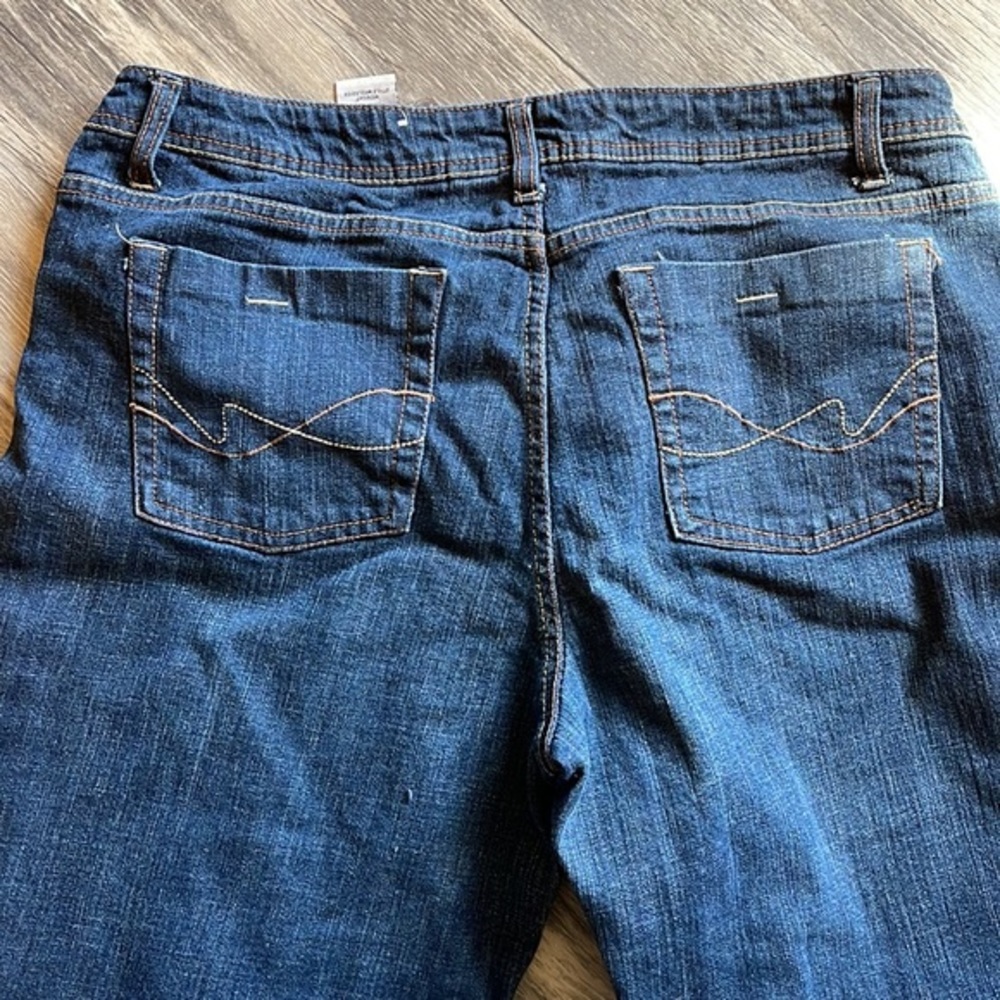 FADED GLORY EASED STRETCH STRAIGHT JEANS. WOMENS SIZE 12 PETITE.